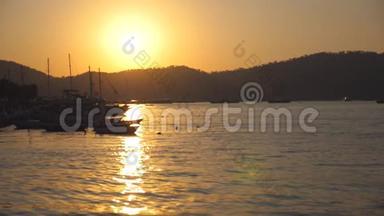 日落时分，在海滨附近的渔船<strong>剪影</strong>。 在美丽的夜晚，渔人的船只在<strong>海浪</strong>中摇曳